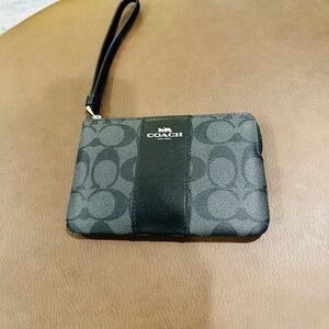 NWT: Coach Signature Black Wristlet Clutch